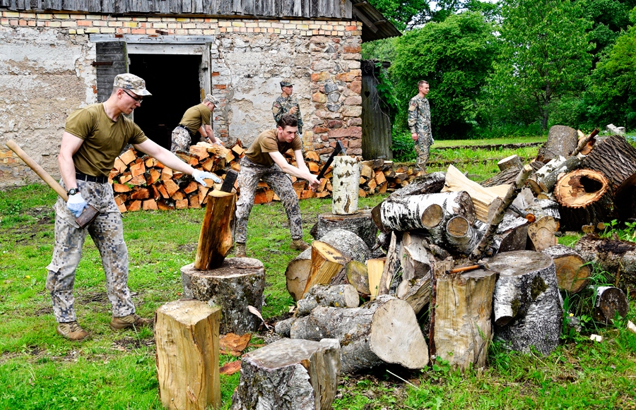 Topošie profesionālie kareivji palīdzēja literātu māju mantiniekiem nokopt vētrās nolauztos kokus un sausos zarus, saskaldot malku apkurei visai ziemai.
Autors: Ivars Bogdanovs