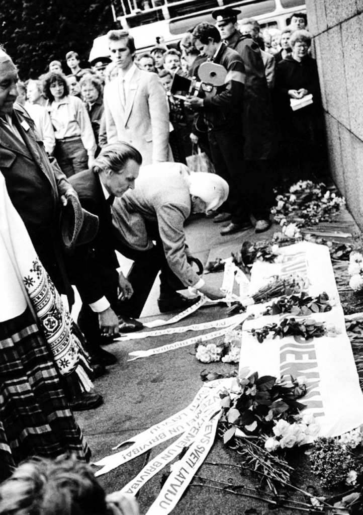 Latvijas cilvēktiesību aizstāvēšanas grupas «Helsinki-86» organizētā ziedu nolikšana pie Brīvības pieminekļa 1987. gada 14. jūnijā, godinot 1941. gada 14. jūnijā deportēto Latvijas iedzīvotāju piemiņu. Ziedus noliek grupas dalībnieki. Masveida ziedu nolikšana pie Brīvības pieminekļa komunistiskās okupācijas apstākļos notika pirmoreiz.
Autors: no Tautas frontes muzeja