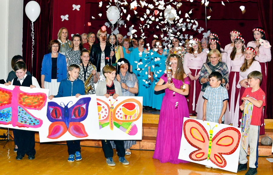 Pasākuma noslēgumā uz skatuves kāpa viesi un mājinieki, lai kopīgi sveiktu vasaru.
Autors: Ivars Bogdanovs