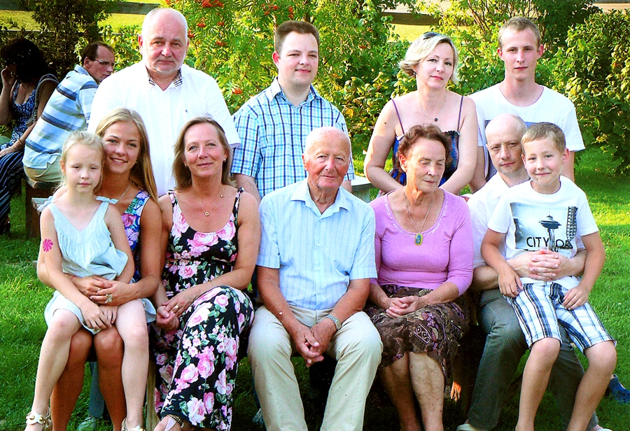 Ausmas un Kārļa Saukumu (sēž centrā) ģimene – meita Ilze, znots Ģirts, dēls Uģis, vedekla Ilona, mazbērni Roberts, Signe, Mārtiņš Eduards, 
Rūdolfs un Una.
Autors: no A. Saukumas albuma