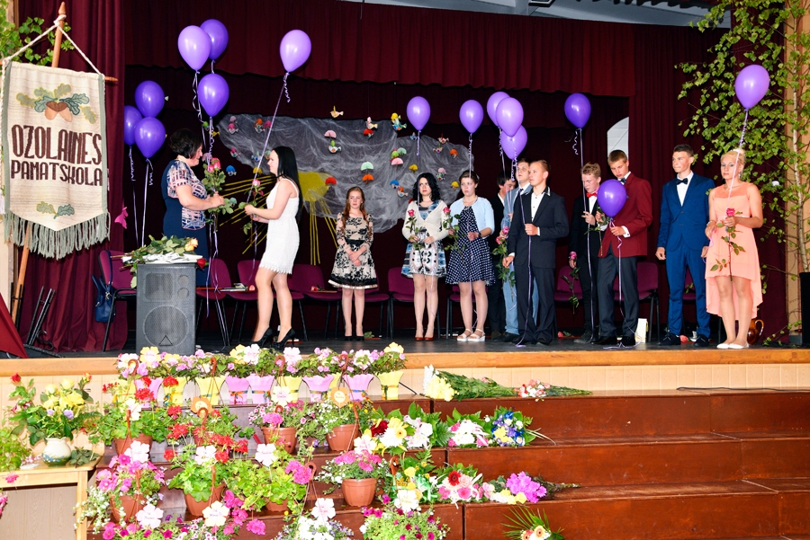 Bauskas novada Ozolaines pamatskolas 9. klases izlaidums šogad pēc kārtas bija 24. Mācību iestādi absolvēja 11 jauniešu.
Autors: Ivars Bogdanovs