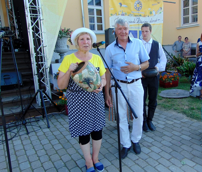 Novada svētkos Bruknā 2016. gadā tika izlozēts, ka šogad svētki jārīko Ceraukstes pagastam. Dāviņu pagasta pārvaldes vadītāja Līvija Šarķe simbolisko stafeti nodod Ceraukstes pagasta pārvaldes vadītājam Viesturam Janševskim.
Autors: Vilnis Auzāns