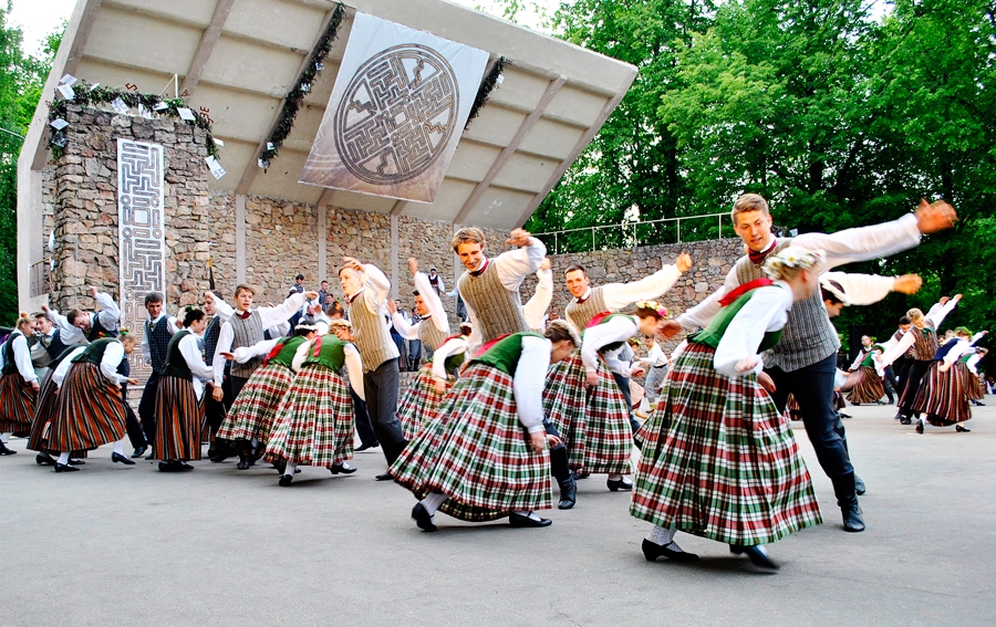 Uzstājas Bauskas bērnu un jauniešu centra deju kolektīvs «Mēmelīte».
Autors: Vilnis Auzāns