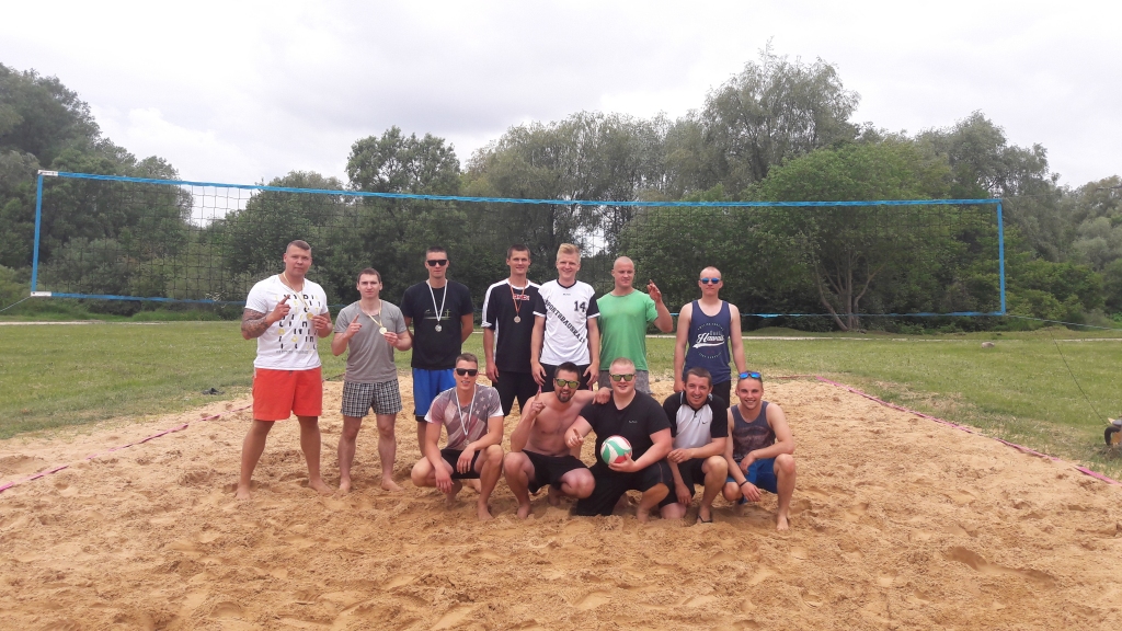 Pirmā Ceraukstes pagasta volejbola čempionāta dalībnieki.
Autors: No albuma.