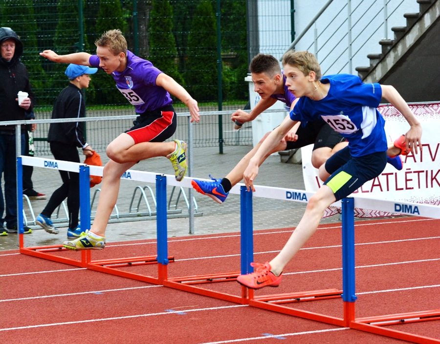 Latvijas U14 vecuma grupas čempionātā vieglatlētikā Jorens Maskals (no kreisās) un Arvis Sūna katrs izcīnīja trīs medaļas.
Autors: Romualds Vambuts, athletics.lv.