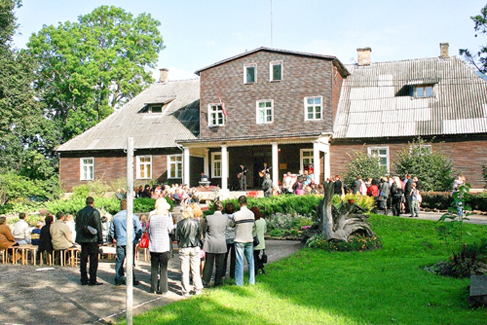 Senā muižas ēka saglabāta vēsturiskajā veidolā, līdz ar parku veidojot zaļu un mājīgu mācību vidi.
Autors: no «Bauskas Dzīves» arhīva