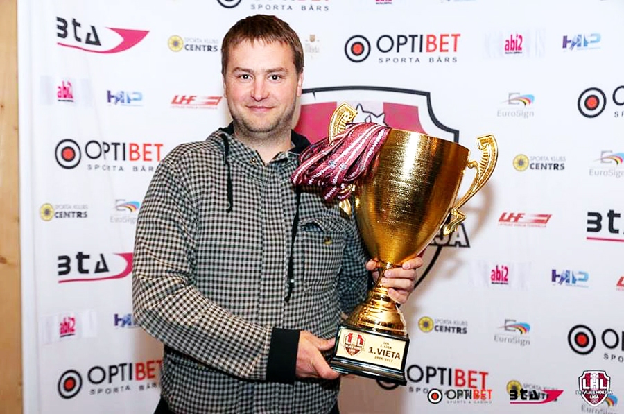 Artis Dīcmanis, komandas «Bauska» spēlētājs, ar LHL 1. līgas regulārā turnīra uzvarētāju kausu.
Autors: no Latvijas Hokeja līgas albuma.