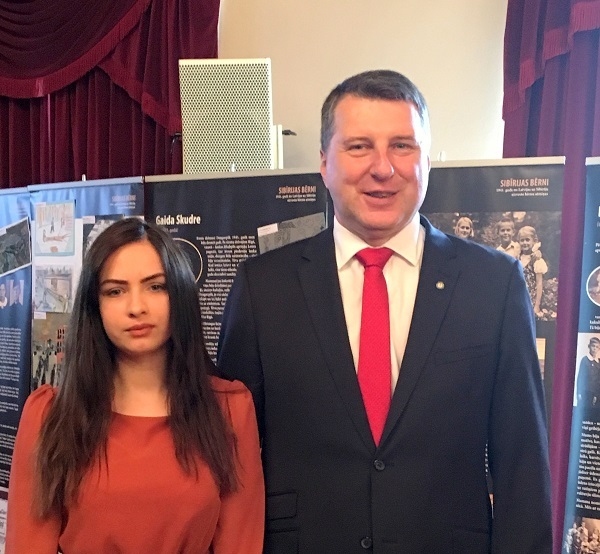 Bauskas pilsētas pamatskolas 8.a klases skolniece Paula Rāzna trešdien, 14. jūnijā, viesojās Rīgas pilī.
Autors: No albuma.