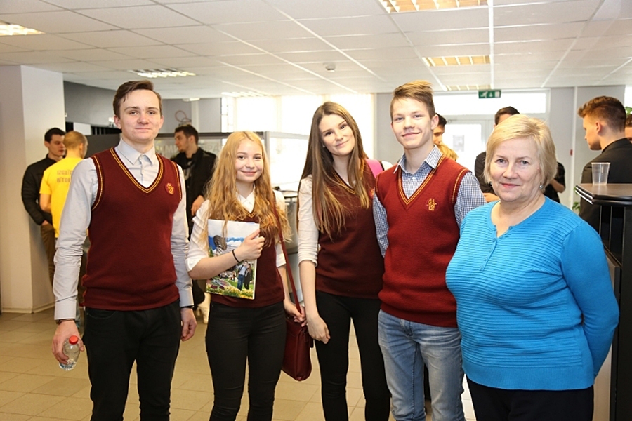 Inta Banka (no labās) kopā ar komandu, kas ieguva otro vietu konkursā Ventspilī «Zemais starts», – Andris Kāposts (no kreisās), Santa Koroļkova, Sindija Rusaja un Mārtiņš Bukšs.
Autors: no venta.lv.