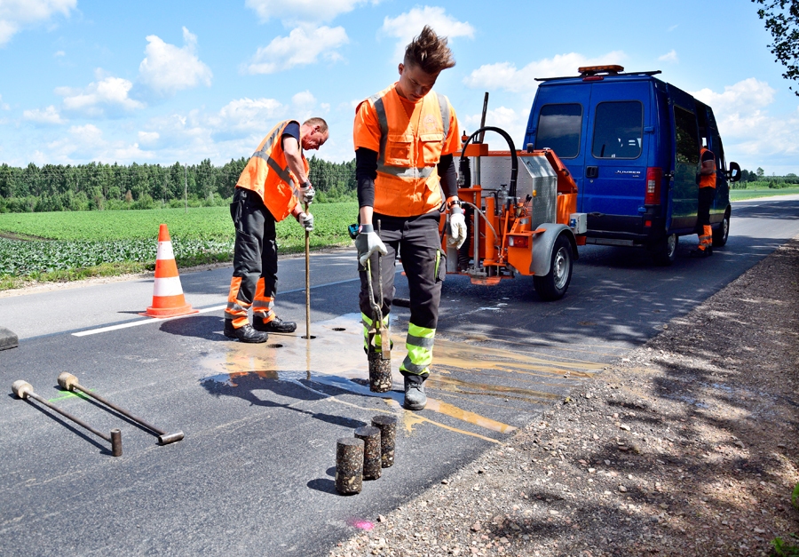 Kontrolurbumus veic, lai pārbaudītu ceļa melnā seguma kvalitāti.
Autors: Ivars Bogdanovs