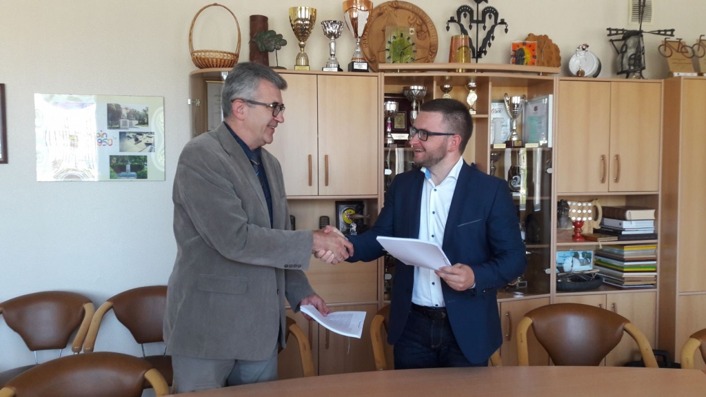 SIA Lemminkainen Latvija prokūrists Andris Velmunsks un Bauskas novada domes priekšsēdētājs Raitis Ābelnieks.
Autors: bauska.lv