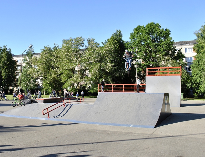 Baušķenieks Toms Pērkons jaunajā skeitparkā demonstrē savas prasmes.
Autors: Vilnis Auzāns