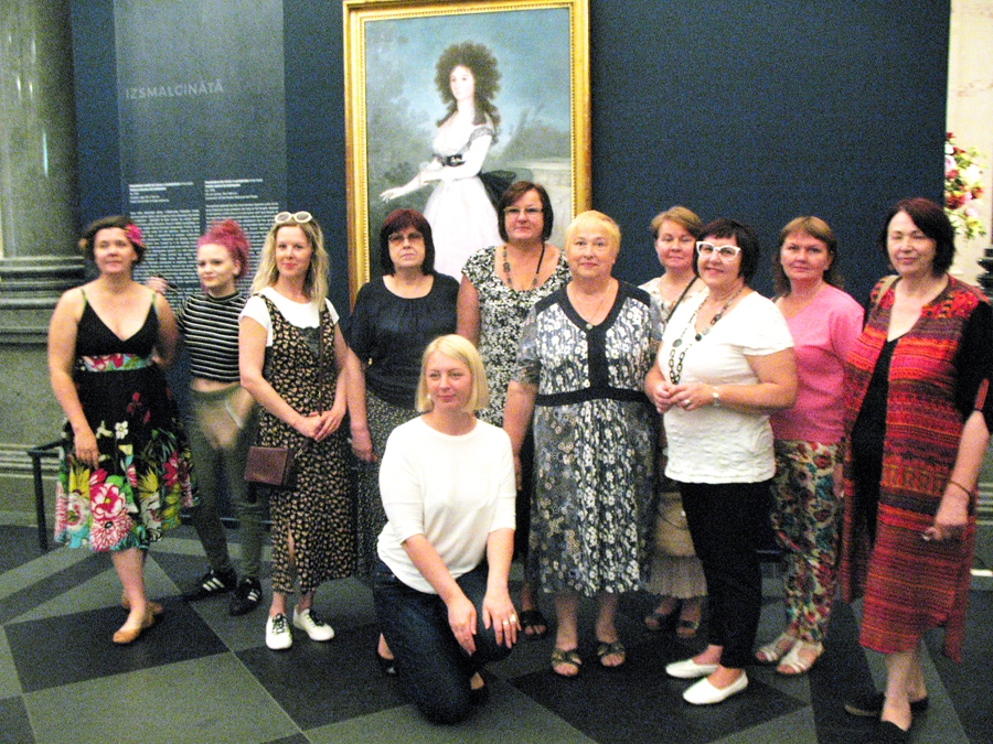 Bauskas gleznotāju grupa izstādē ar spāņu 18. gs. meistara Fransisko Goijas darbu fonā.
Autors: Inga Krolle