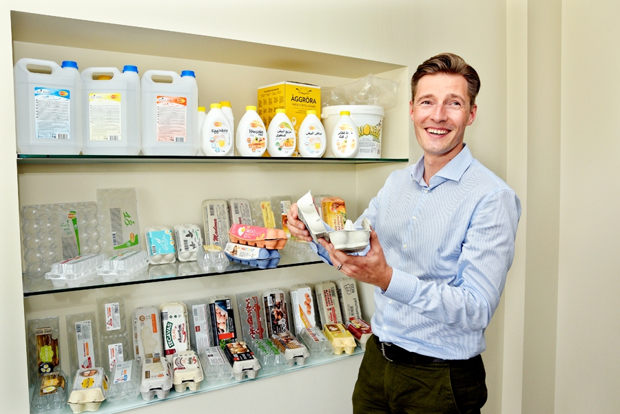 Toms Auškāps, kurš komercdirektora amatā apguvis ražošanas procesa nianses, lietpratīgi skaidro «Balticovo» produktu iepakojuma īpašības un veidošanas principus.
Autors: Ivars Bogdanovs