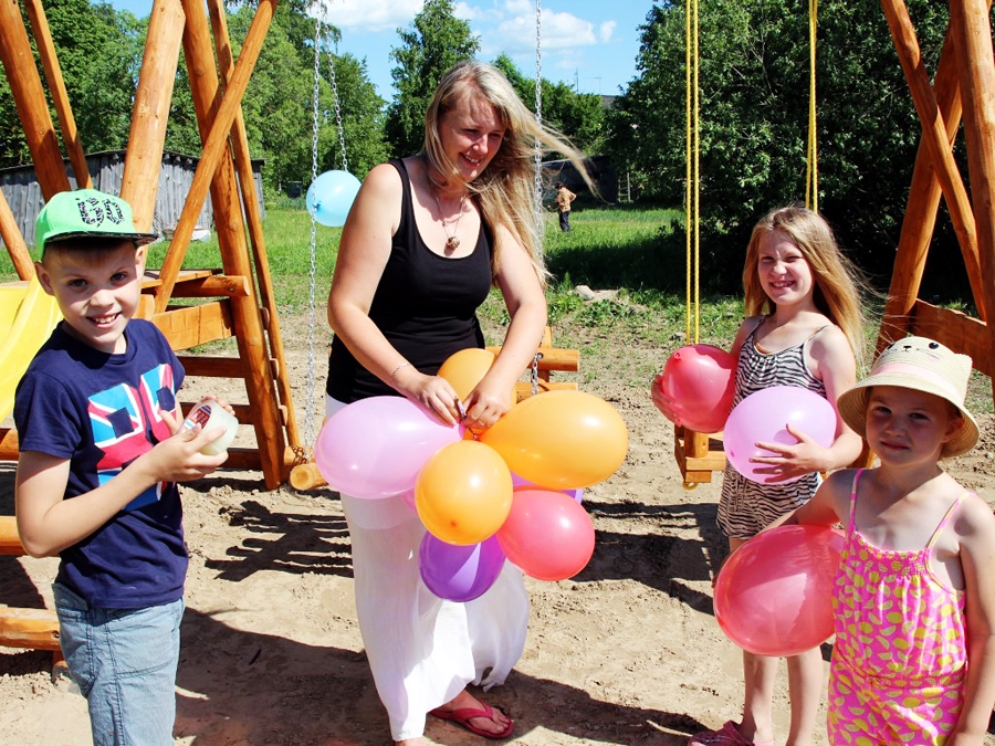 Līga Helviga rotaļu laukuma apmeklētājiem dāvā balonus.
Autors: Kristīne Kociņa
