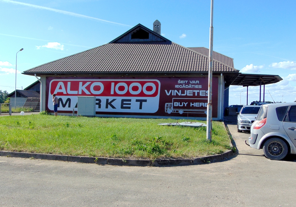 Uzraksti, kas aicina apmeklēt alkohola lieltirgotavu, Grenctālē saskatāmi uzreiz pēc Latvijas valsts robežas šķērsošanas.
Autors: Vilnis Auzāns