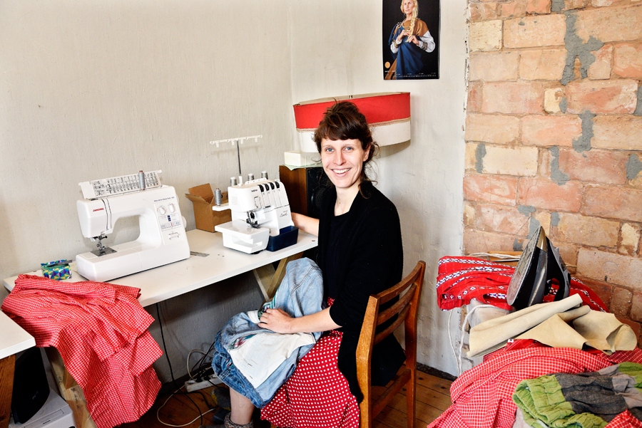 Ruta Garklāva nelielā darbnīcā savās mājās dod jaunu dzīvi apģērbiem, kam iepriekšējie īpašnieki pielietojumu vairs neatrada.
Autors: Ivars Bogdanovs