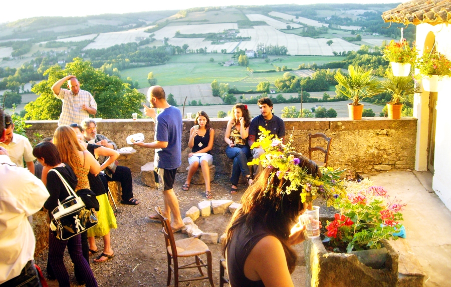 Samanta Skrīvere ar draugiem, kuri atsaucās sludinājumam un svētkus svinēja mājas terasē Francijas dienvidos.
Autors: no personiskā albuma.