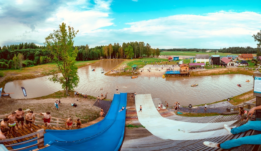 Baldones atpūtas parka dīķis ir tik liels, ka lēcēji netraucē pārējiem apmeklētājiem laivot vai nopeldēties.
Autors: no waterjump.lv.