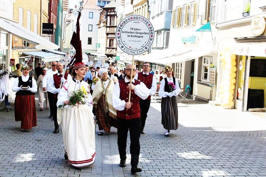 Eslingenas ielas piepildīja latviešu koristi, dejotāji, folkloristi no 11 valstīm.
Autors: no esslinger-zeitung.de.