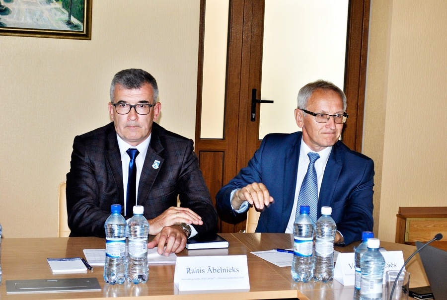 Bauskā vadošos amatos nacionāļi: priekšsēdētājs Raitis Ābelnieks un viņa vietnieks Voldemārs Čačs.
Autors: Vilnis Auzāns