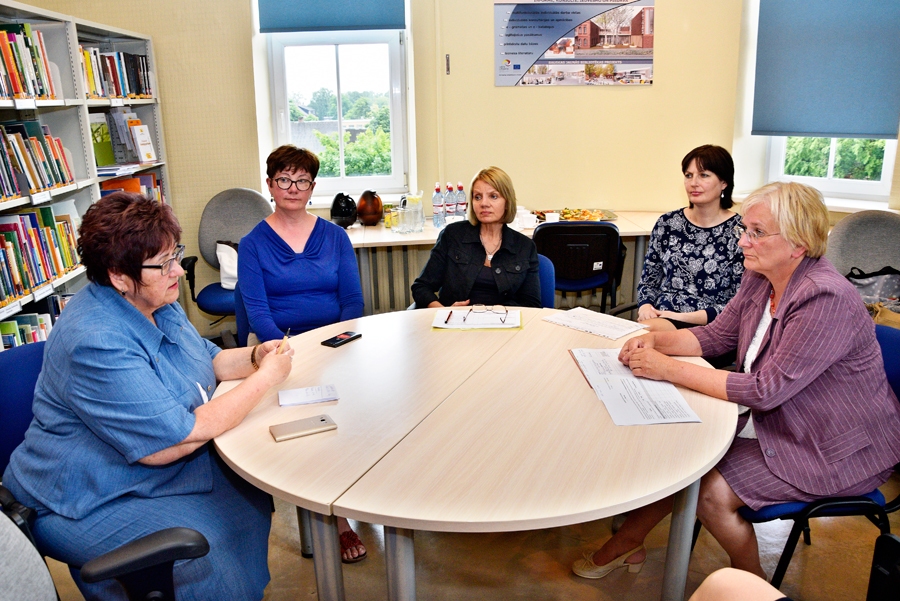 Baiba Tormane, Bauskas CB direktore, (no kreisās) sarunā ar Latvijas bibliotēku akreditācijas komisijas ekspertēm Vandu Bērziņu (otrā no kreisās), Agritu Sagalajevu, Dzintru Justu un Dzintru Pungu.
Autors: Ivars Bogdanovs