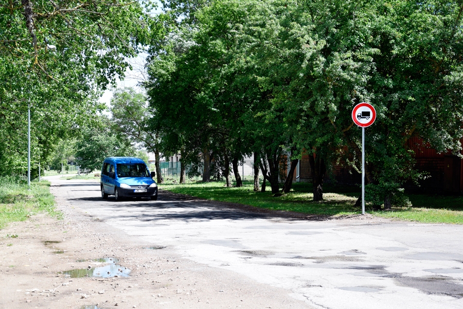 Pašvaldības steigā uzstādītās aizlieguma zīmes rada pamatīgas problēmas kravas auto šoferiem. Iebraucot Stacijas ielā, nevar zināt, ka pēc pārsimt metriem kustība liegta.
Autors: Ivars Bogdanovs