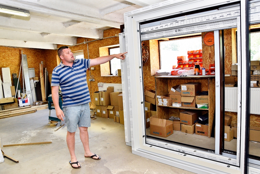 Rolands Lejnieks ir apmierināts, ka izvēlējies ražot dārgus, bet energoefektīvus un modernus logus.
Autors: Ivars Bogdanovs