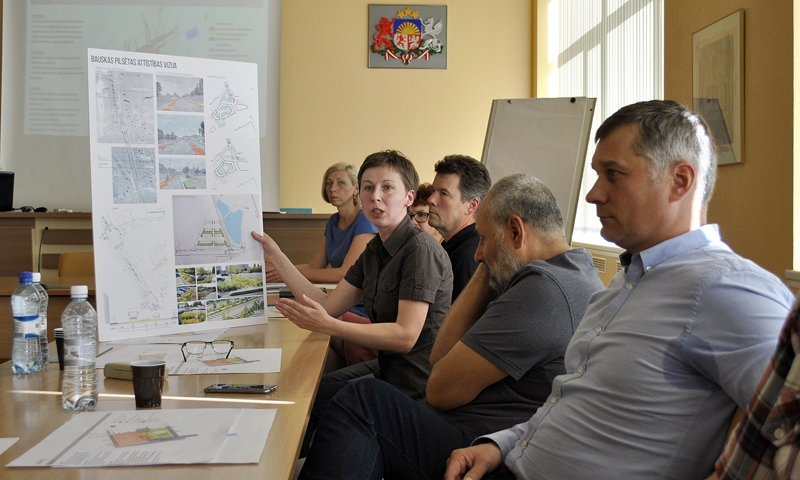 Bauskas tūrisma informācijas centra vadītāja Inese Turkupole-Zilpure aicina īstenot ideju par divu braukšanas joslu izveidi Kalna ielā.
Autors: Vilnis Auzāns