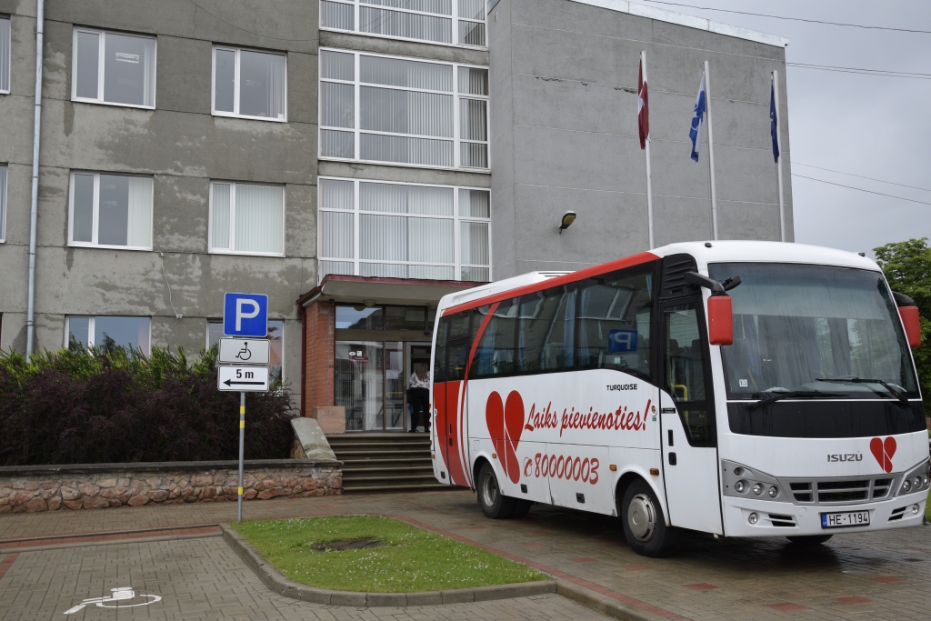 Donoru autobuss šoreiz piestāja pie Bauskas novada domes.
Autors: Ivars Bogdanovs