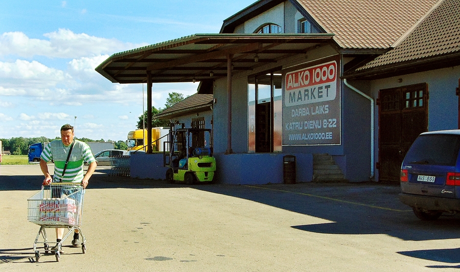 Pircējs no Lietuvas stumj ratiņus ar Grenctālē pirktu lēto aliņu.
Autors: Vilnis Auzāns