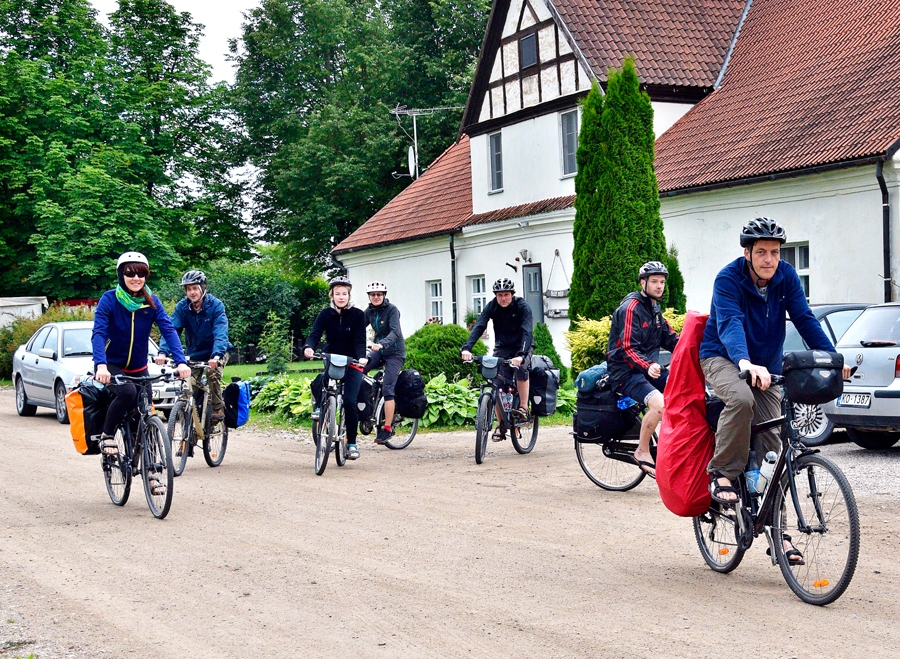 Pēc nakšņošanas Rundāles «Baltajā mājā» velobraucēji dodas ceļā uz Skaistkalni, tad tālāk Sēlijas virzienā.
Autors: Ivars Bogdanovs