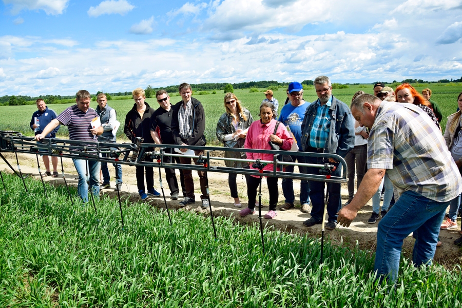 Edgars Latūns, z/s «Līvāni» saimnieks, interesentiem izrāda miglotāju, kas pirkts kaimiņzemē Lietuvā.
Autors: Ivars Bogdanovs