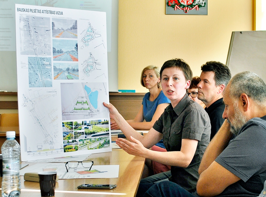 Inese Turkupole-Zilpure, Bauskas tūrisma informācijas centra vadītāja, aicina īstenot ideju par divu braukšanas joslu izveidi Kalna ielā.
Autors: Vilnis Auzāns