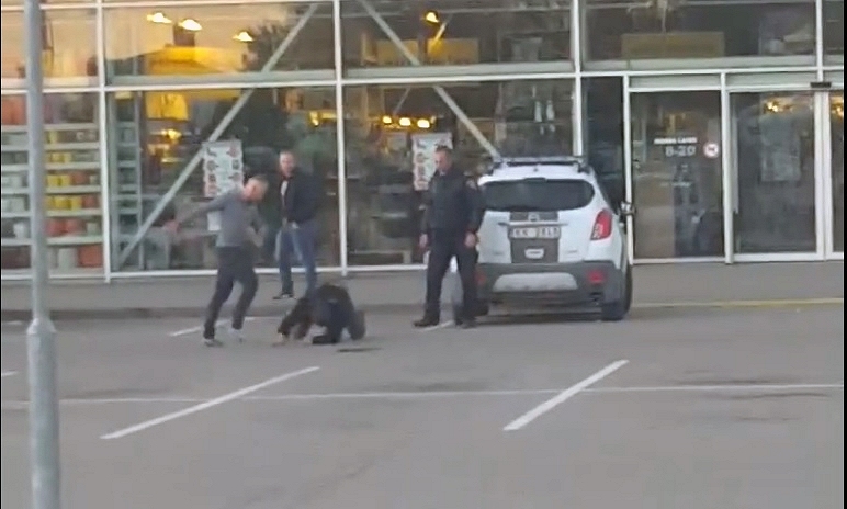 Policija pabeigusi disciplinārlietu, kas bija ierosināta par virtuālajā vidē skatāmu notikumu. Šī gada 27. maijā internetā ievietotajā videofailā fiksēta policijas amatpersonu rīcība agrā rītā pie spēļu zāles Bauskā.
Autors: No arhīva.