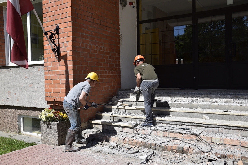 Bauskas pilsētas pamatskolu remontē SIA «Vītols» strādnieki.
Autors: Ivars Bogdanovs