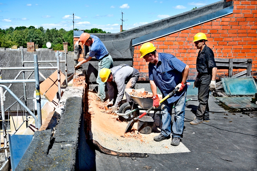 Bauskas pilsētas pamatskolā remontu veic SIA «Vītols» strādnieki.
Autors: Ivars Bogdanovs