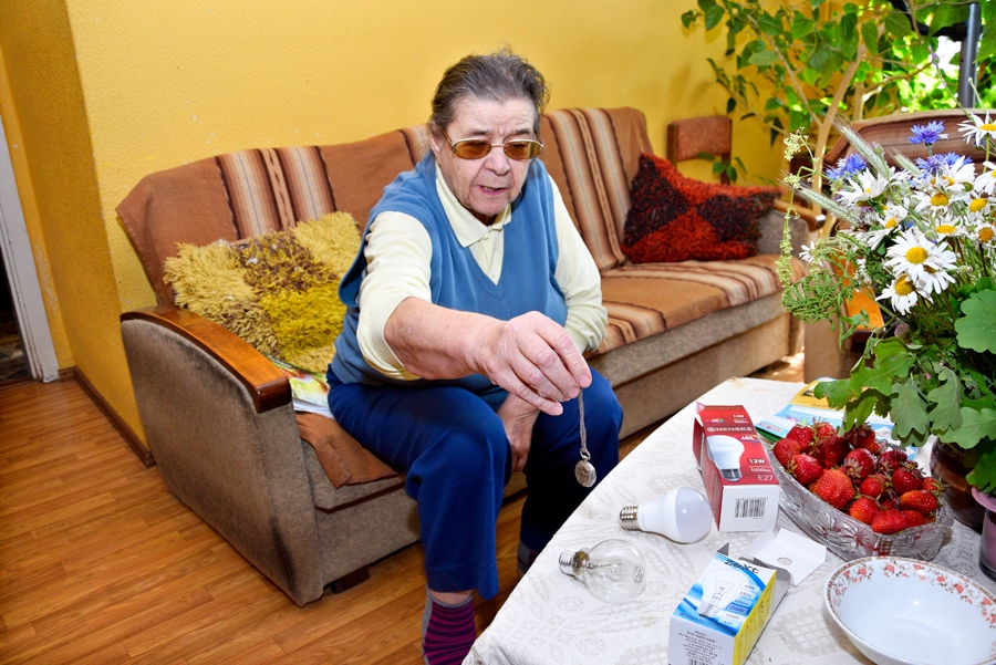 Ērika Rumba ar svārstu nosaka, vai spuldze nekaitē veselībai.
Autors: Ivars Bogdanovs