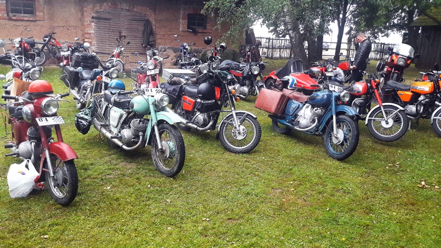 Dalībnieki brauc ar dažādu marku motocikliem.
Autors: Artūrs Dulbe