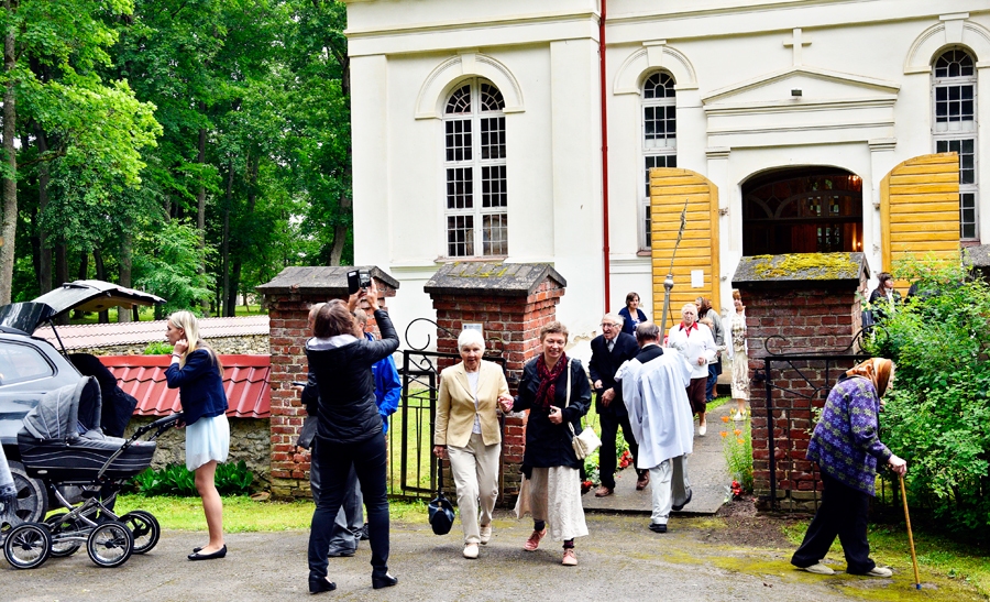 Kurmenē Pēterdienas dievkalpojumā baznīcu allaž piepilda ļaudis. Tur svēto vārdu klausās kā jaunā, tā vecā paaudze.
Autors: Ivars Bogdanovs