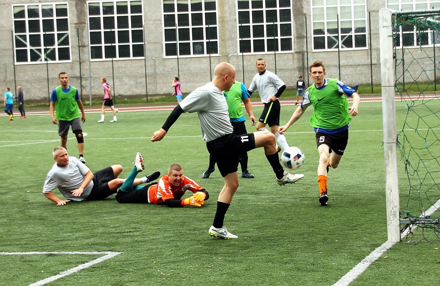 Raivis Miļūns no Bauskas pilsētas komandas gūst vārtus spēlē ar Mežotnes pagasta vienību.
Autors: Uldis Varnevičs