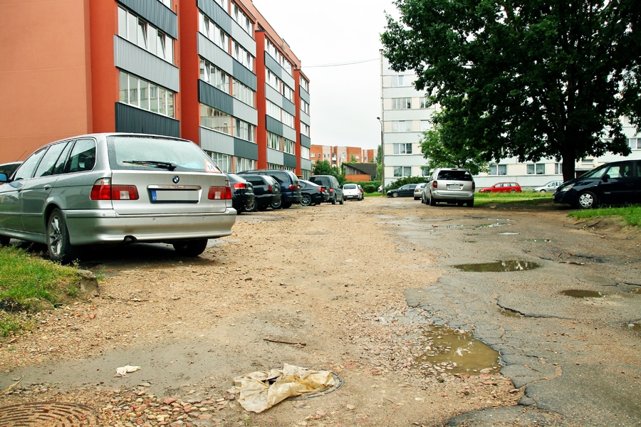 Salātu un Vītolu ielas namu iekšpagalmi pēc lietus kanalizācijas izbūves palikuši ar grants segumu.
Autors: Uldis Varnevičs