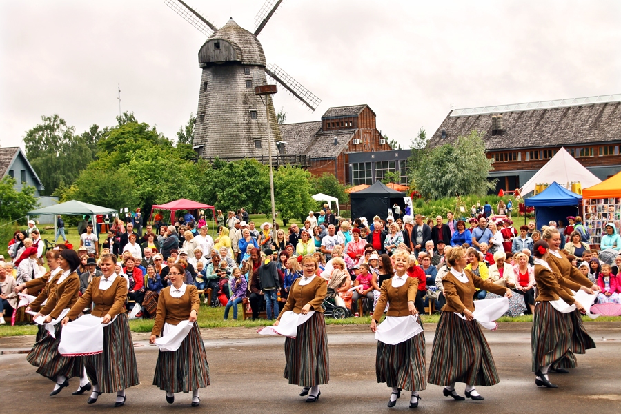 Svētku «Dzirnaviņas priecājas, nāk deviņi malējiņi» koncertā uzstājas Bauskas novada amatierkopas.
Autors: Uldis Varnevičs