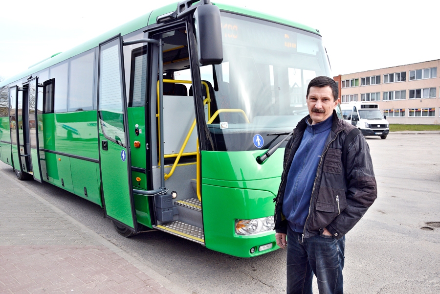 Aleksandrs Staļmačenoks, SIA «Aips» autoparka vadītājs, pie šogad nopirktā jaunā autobusa.
Autors: no «Bauskas Dzīves» arhīva