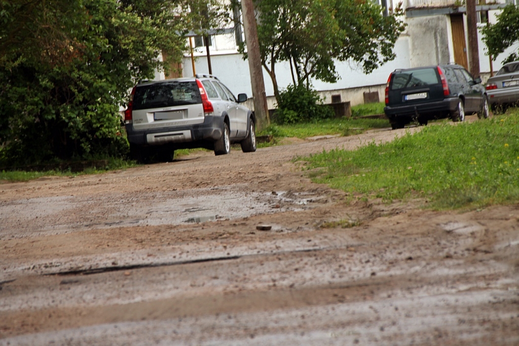 Pēc īstenotā lietus kanalizācijas projekta Salātu un Vītolu ielas iekšpagalmos beidzot izbūvēs mūsdienīgu brauktuves pārklājumu.
Autors: Uldis Varnevičs