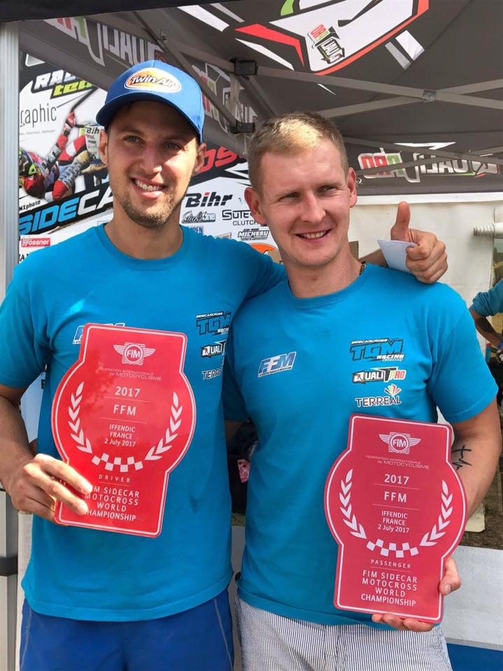 Valentīns Žirū (no kreisās) un Elvijs Mucenieks ar čempionāta līderu plāksnītēm.
Autors: Valentīna Žirū komandas mājaslapas.