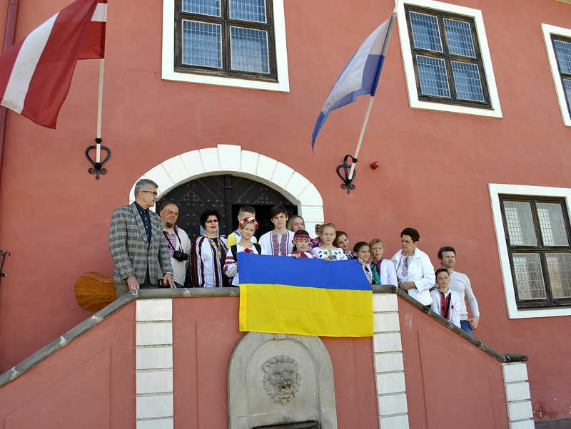 Desmit Ukrainas bērnu nedēļu vada Latvijā. Trešdien, 5. jūlijā, viņi apmeklēja Bausku.
Autors: Vilnis Auzāns