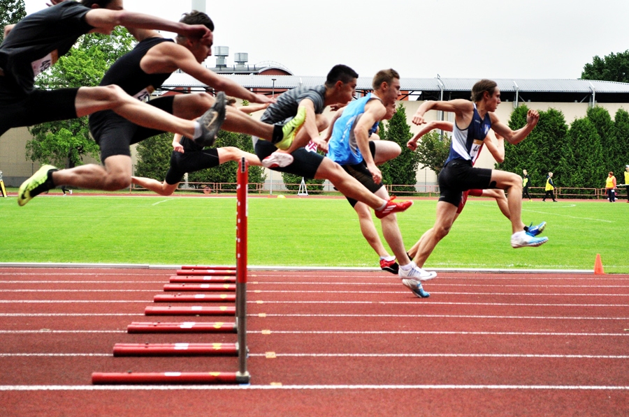 Emīls Rūgums (pirmais no labās) kļuva par Latvijas čempionu 110 metru barjerskrējienā.
Autors: Laura Goršanova, athletics.lv