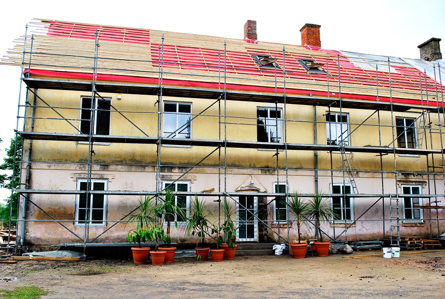 Bārbeles vecās skolas ēkas ziemeļu fasāde. Šovasar visus plastmasas logu rāmjus nomainīs pret kvalitatīvām koka konstrukcijām.
Autors: Māris Krūmiņš