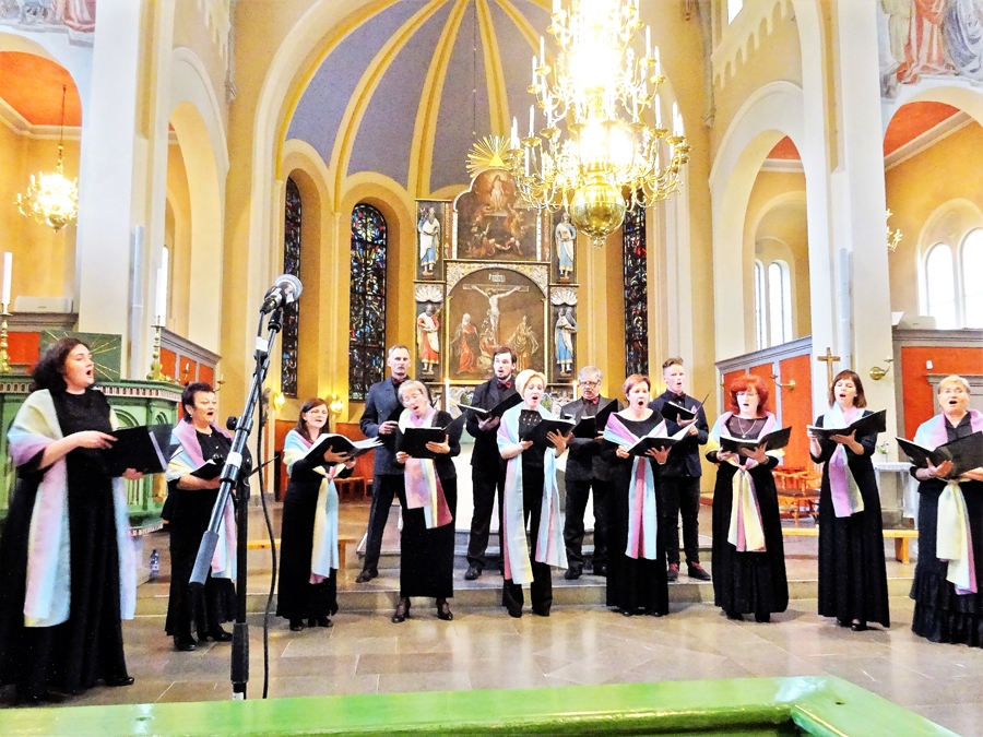 Ansamblis «Adoramus» kopā ar vadītāju Diānu Siliņu (no kreisās) koncertā Nūras luterāņu baznīcā 27. jūnijā. Attēlā nav Katrīnas Siliņas.
Autors: no ansambļa «Adoramus» albuma